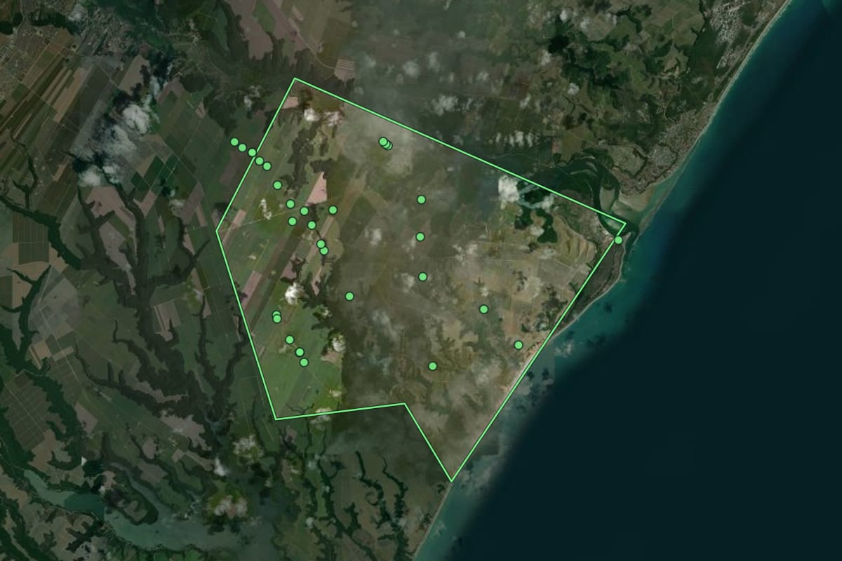 Imagem de satélite de Roteiro (AL), com o contorno do município e a posição dos imóveis desta página.