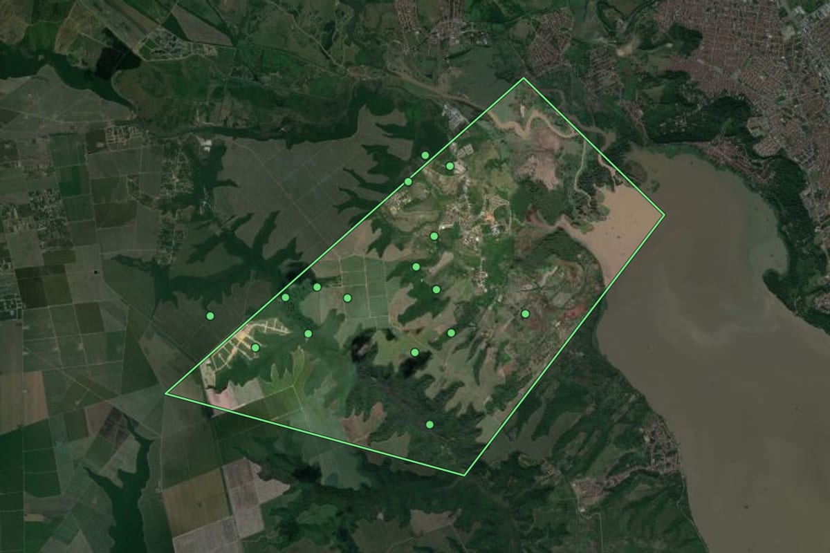 Imagem de satélite de Santa Luzia do Norte (AL), com o contorno do município e a posição dos imóveis desta página.