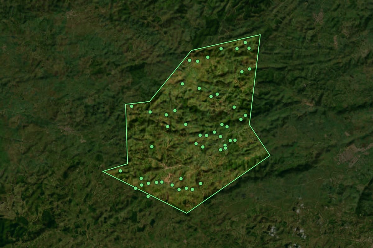 Imagem de satélite de Santana do Mundaú (AL), com o contorno do município e a posição dos imóveis desta página.