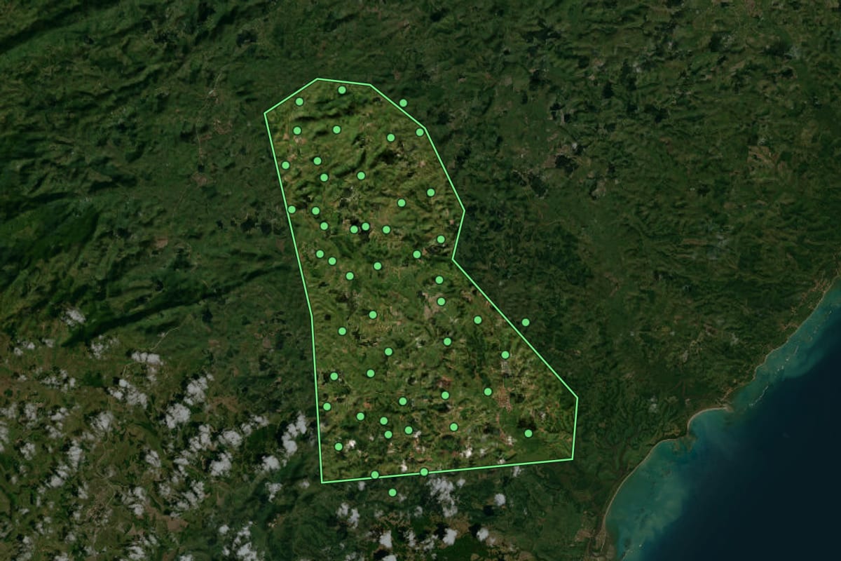 Imagem de satélite de São Luís do Quitunde (AL), com o contorno do município e a posição dos imóveis desta página.