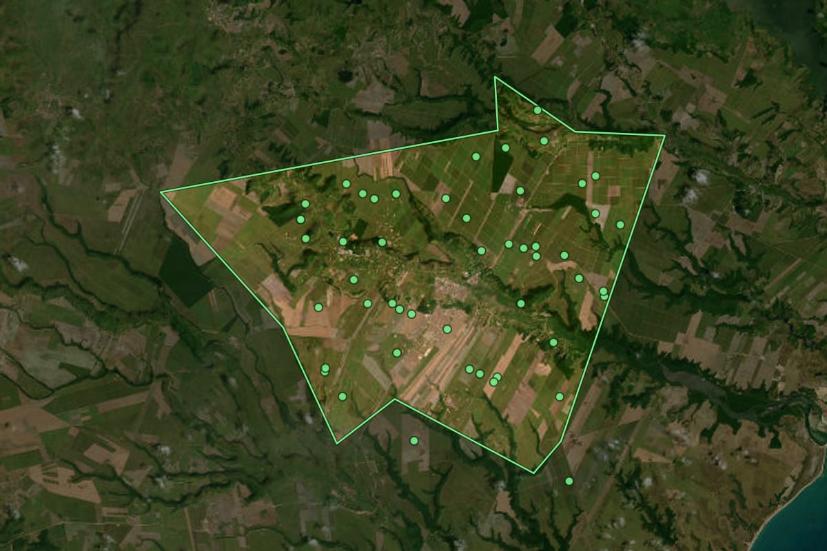 Imagem de satélite de São Miguel dos Campos (AL), com o contorno do município e a posição dos imóveis desta página.