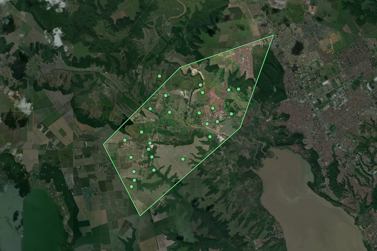 Imagem de satélite de Satuba (AL), com o contorno do município e a posição dos imóveis desta página.