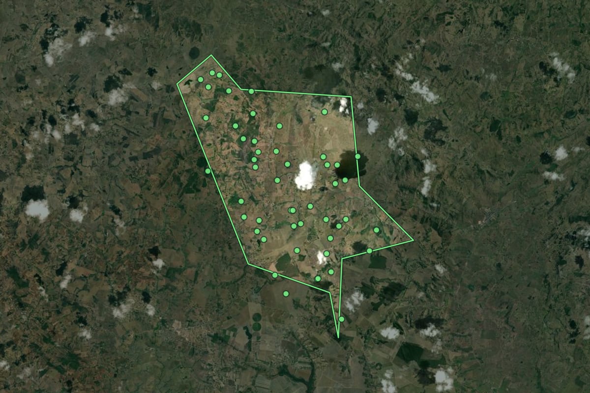 Imagem de satélite de Tanque d'Arca (AL), com o contorno do município e a posição dos imóveis desta página.