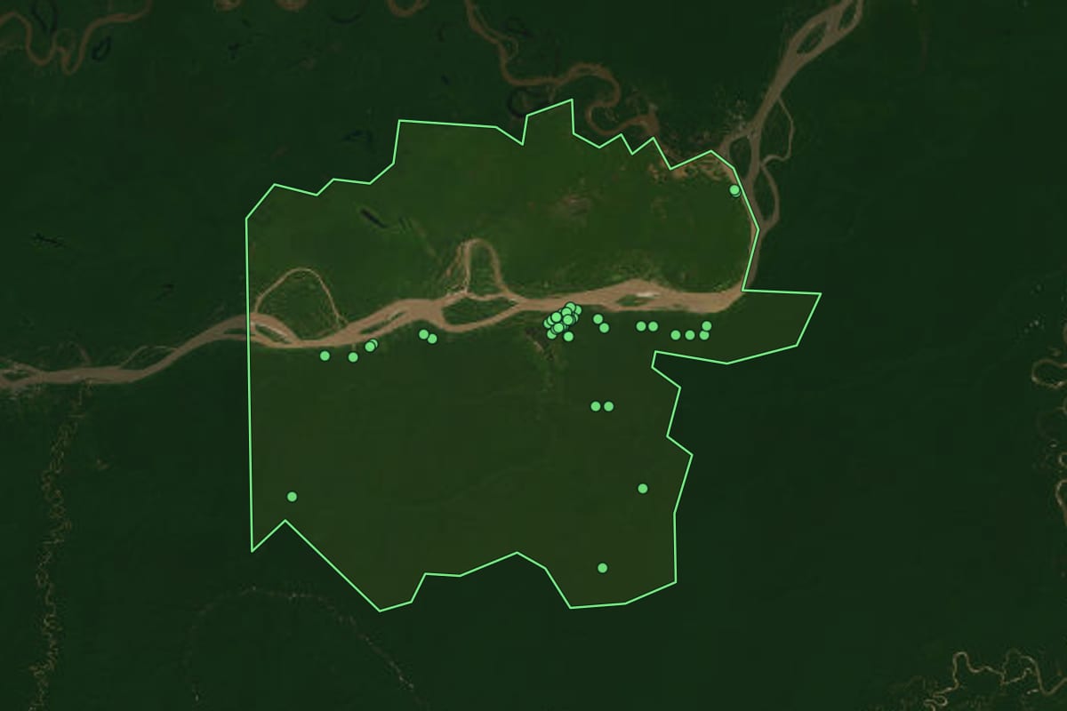 Imagem de satélite de Amaturá (AM), com o contorno do município e a posição dos imóveis desta página.