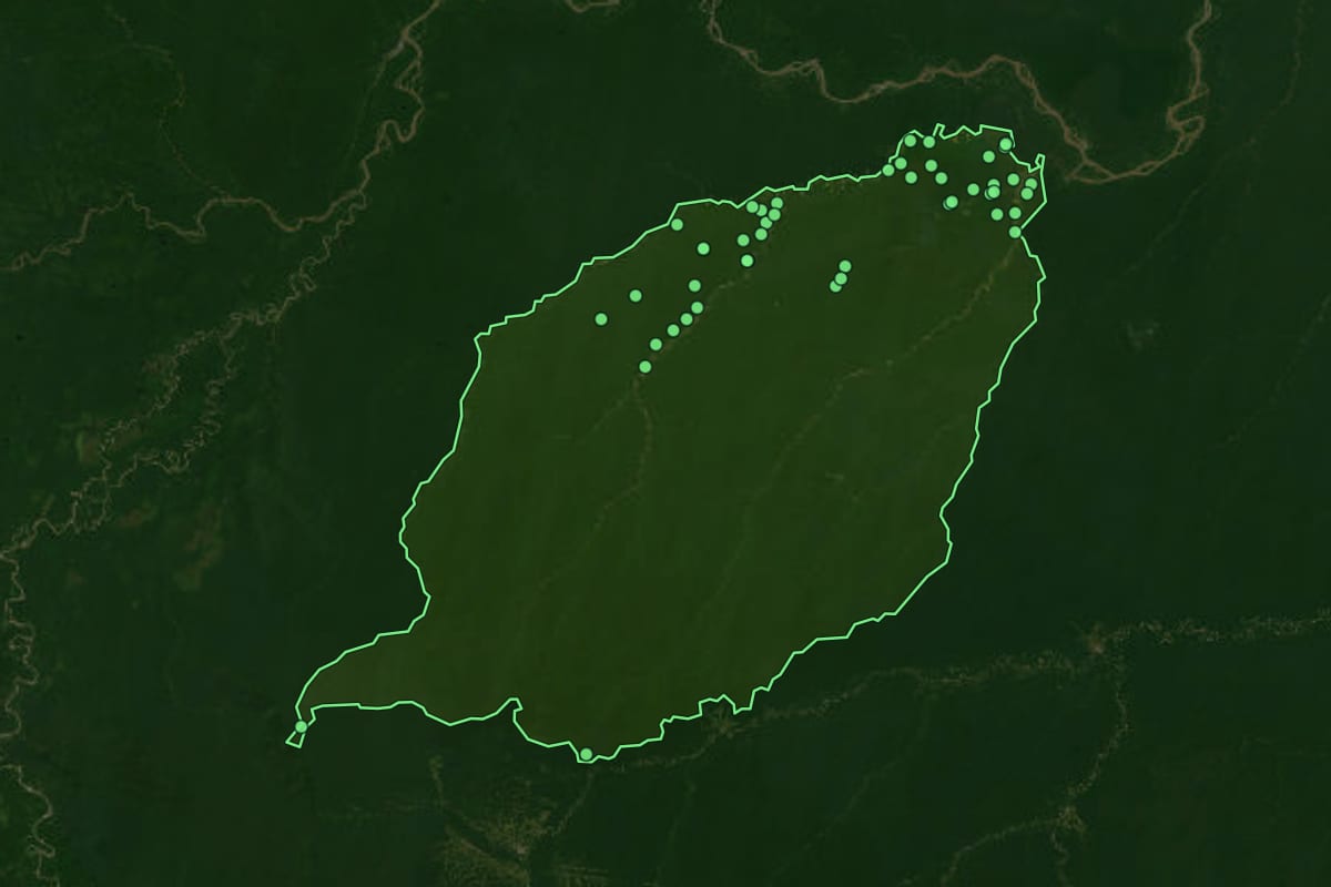 Imagem de satélite de Atalaia do Norte (AM), com o contorno do município e a posição dos imóveis desta página.