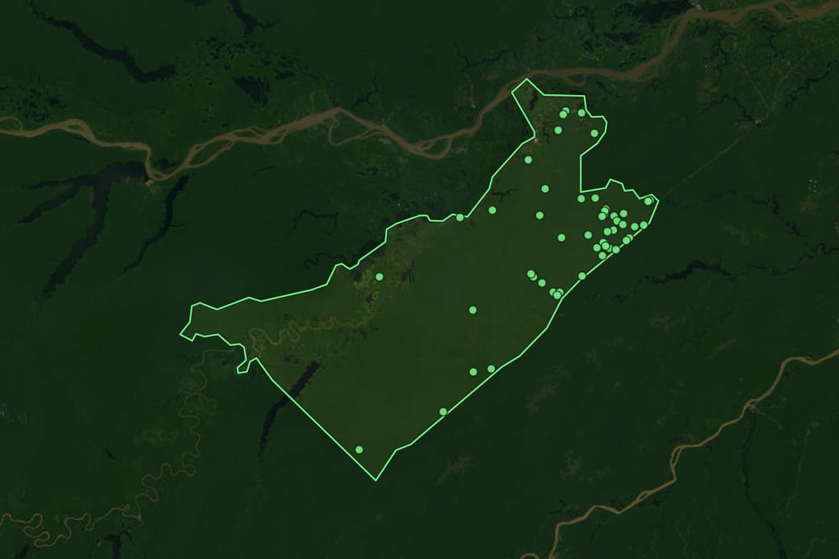 Imagem de satélite de Beruri (AM), com o contorno do município e a posição dos imóveis desta página.