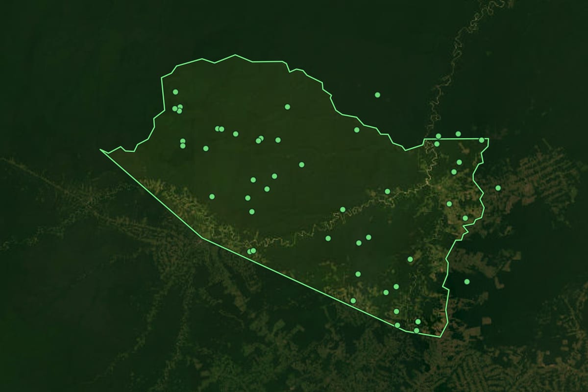 Imagem de satélite de Boca do Acre (AM), com o contorno do município e a posição dos imóveis desta página.