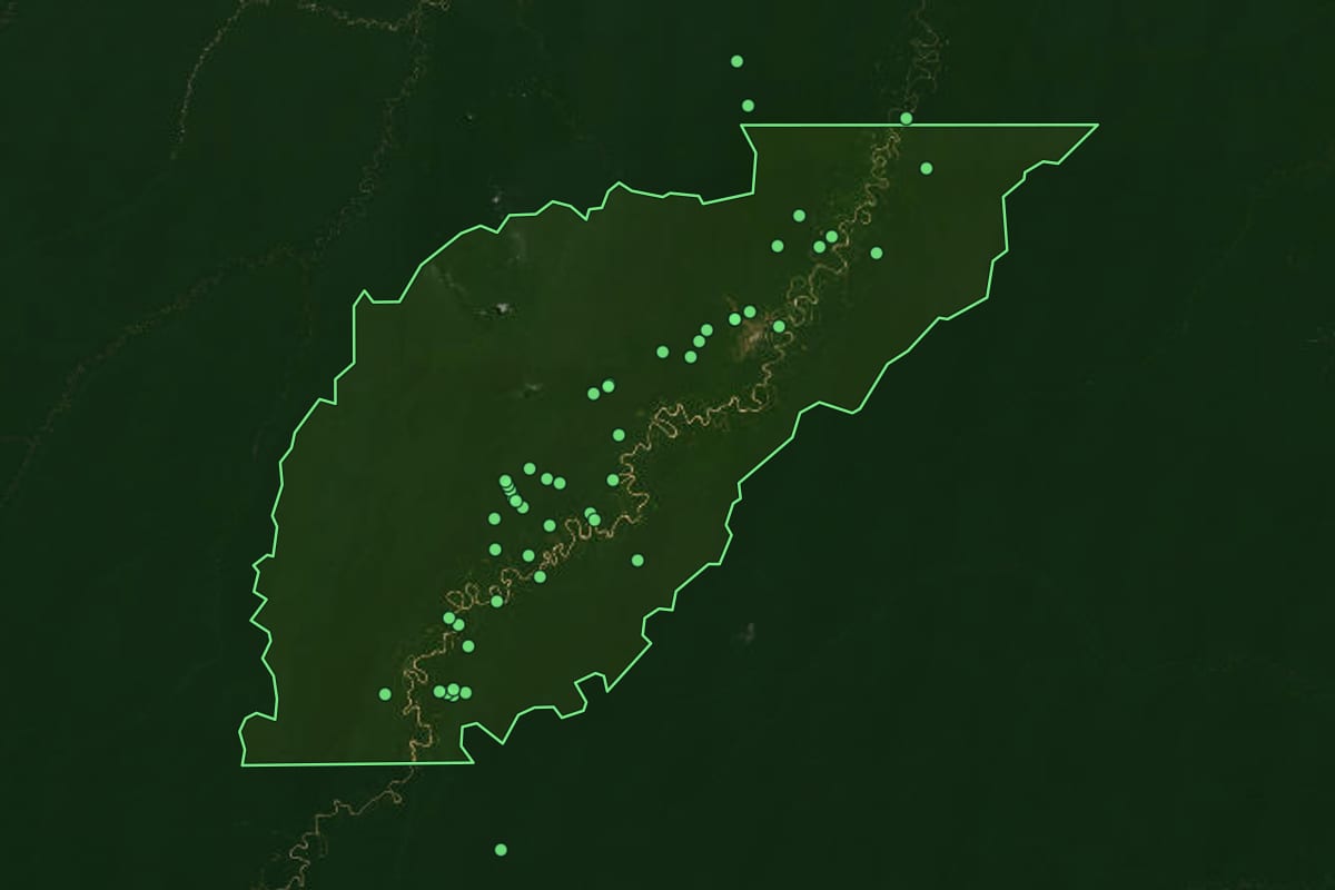 Imagem de satélite de Carauari (AM), com o contorno do município e a posição dos imóveis desta página.