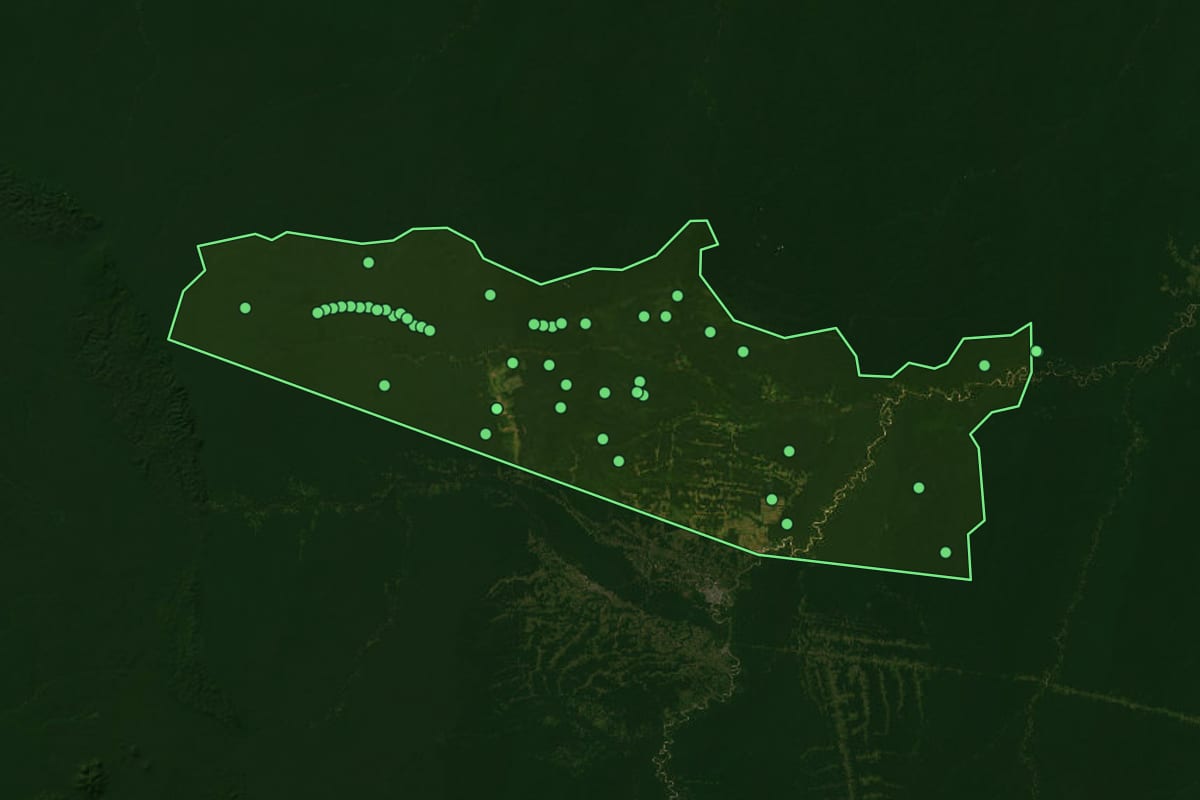 Imagem de satélite de Guajará (AM), com o contorno do município e a posição dos imóveis desta página.