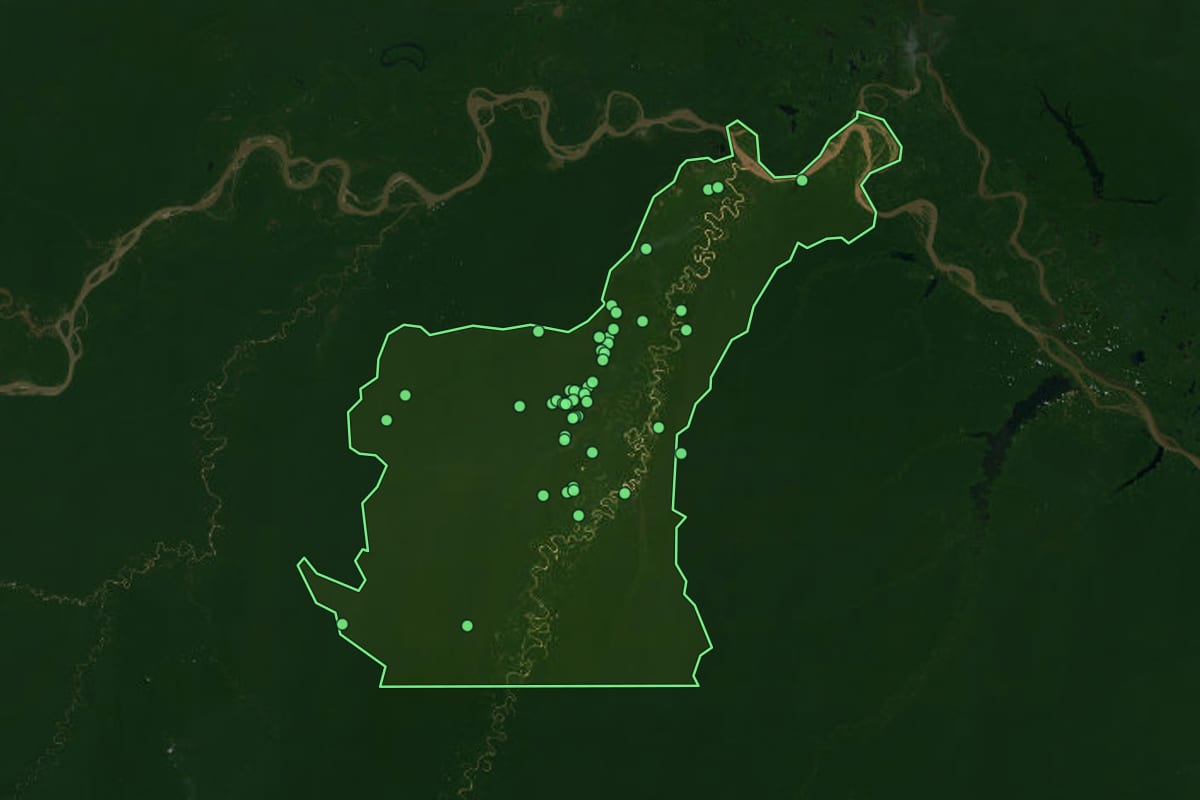 Imagem de satélite de Juruá (AM), com o contorno do município e a posição dos imóveis desta página.