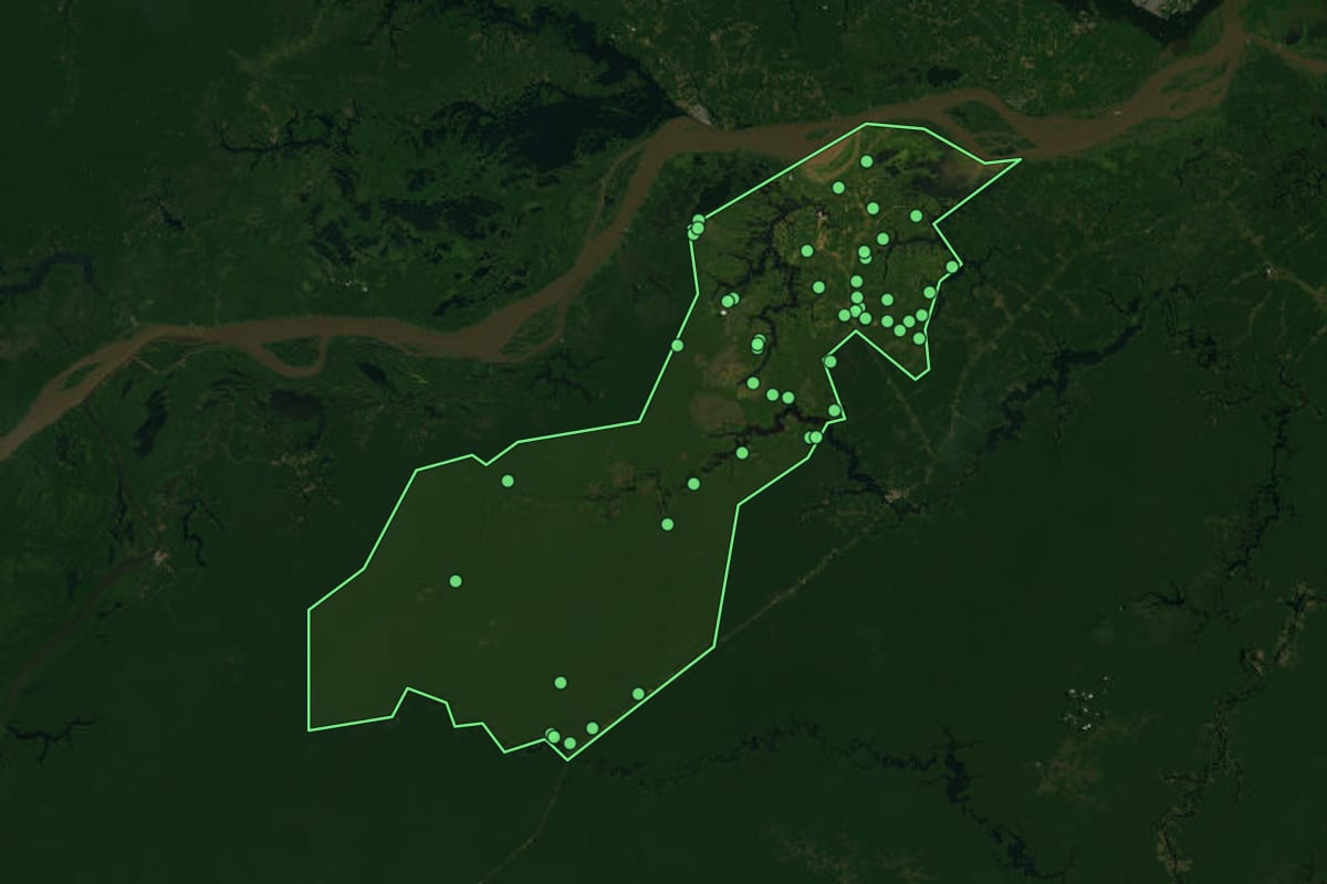 Imagem de satélite de Manaquiri (AM), com o contorno do município e a posição dos imóveis desta página.