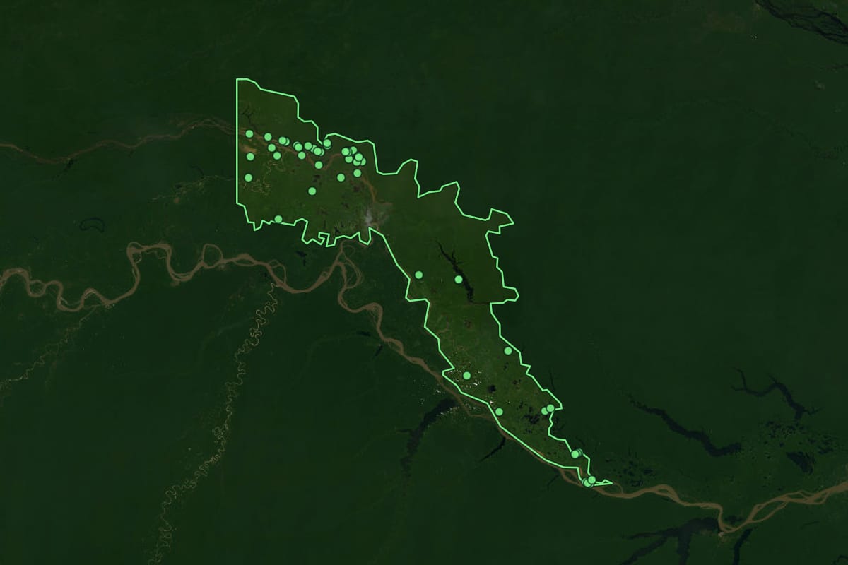 Imagem de satélite de Maraã (AM), com o contorno do município e a posição dos imóveis desta página.