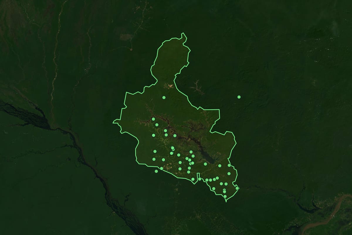 Imagem de satélite de Presidente Figueiredo (AM), com o contorno do município e a posição dos imóveis desta página.