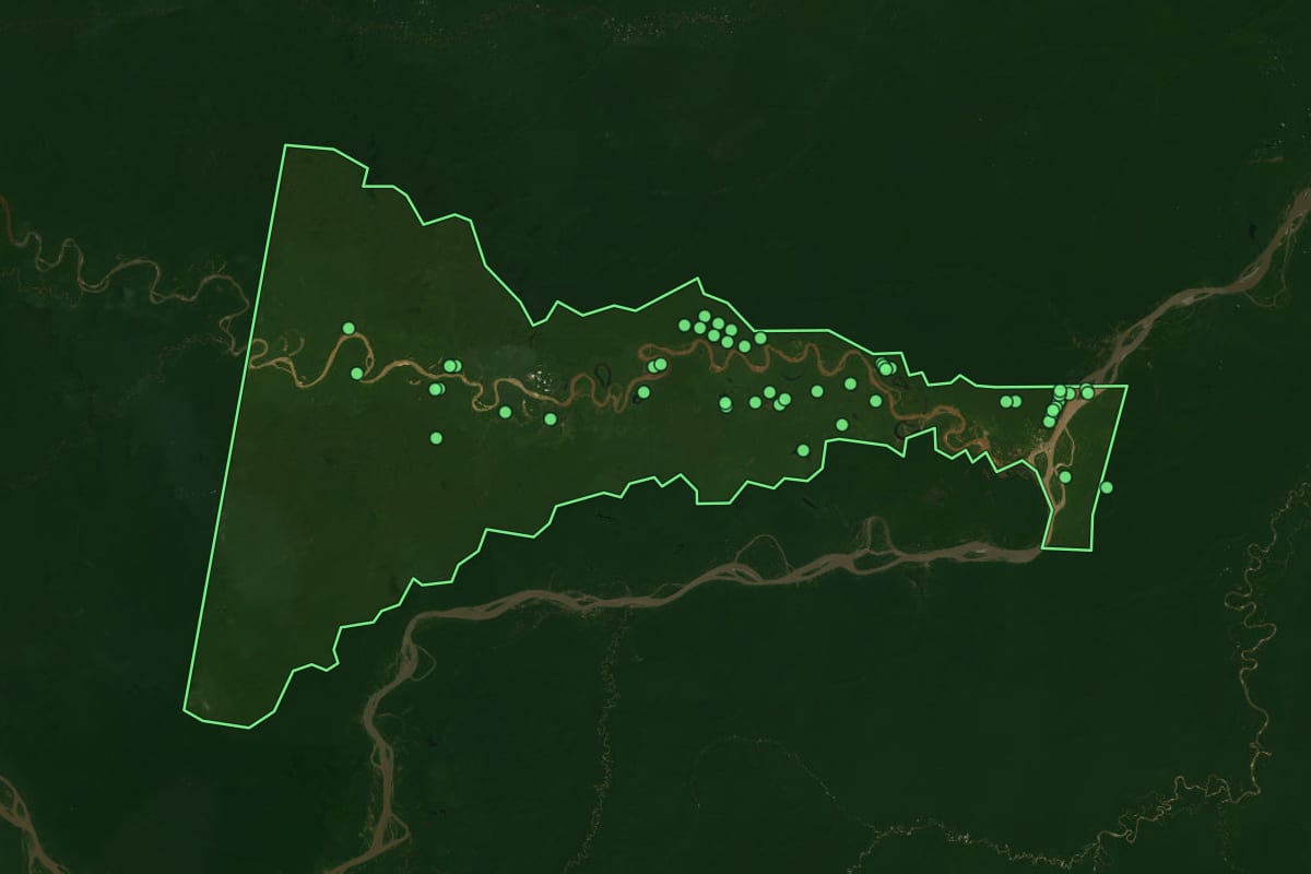 Imagem de satélite de Santo Antônio do Içá (AM), com o contorno do município e a posição dos imóveis desta página.