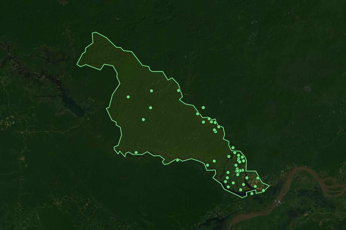 Imagem de satélite de São Sebastião do Uatumã (AM), com o contorno do município e a posição dos imóveis desta página.