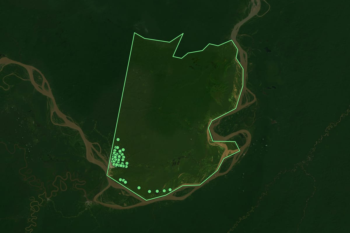 Imagem de satélite de Tabatinga (AM), com o contorno do município e a posição dos imóveis desta página.