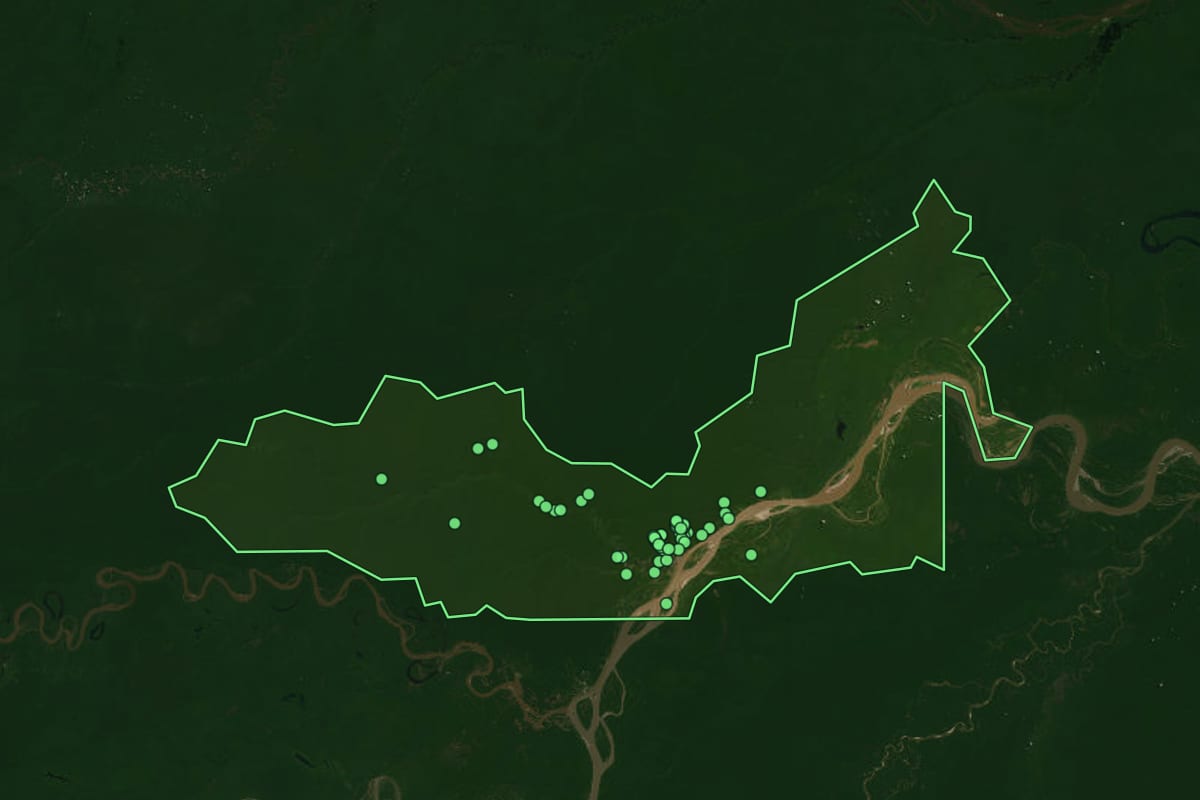 Imagem de satélite de Tonantins (AM), com o contorno do município e a posição dos imóveis desta página.
