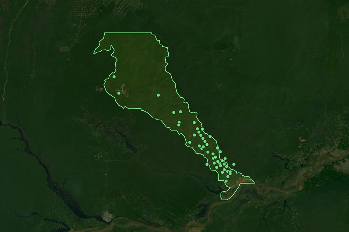 Imagem de satélite de Urucará (AM), com o contorno do município e a posição dos imóveis desta página.