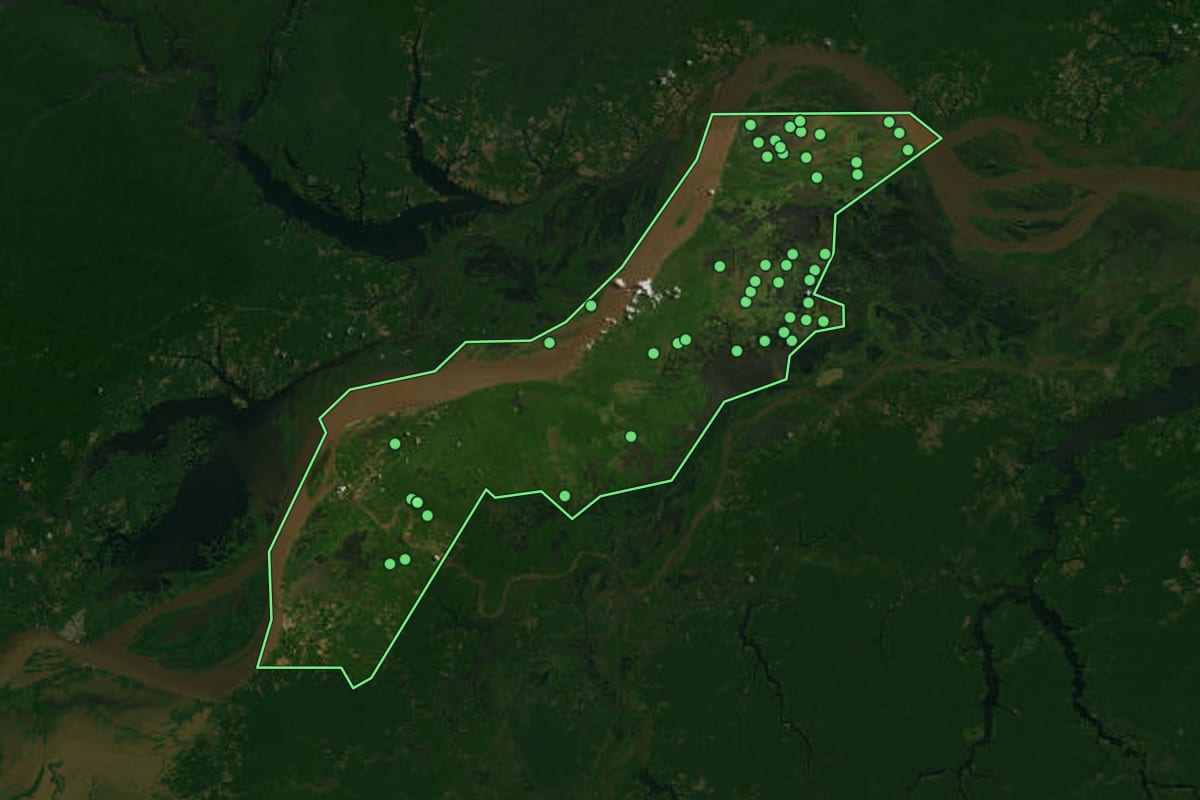 Imagem de satélite de Urucurituba (AM), com o contorno do município e a posição dos imóveis desta página.