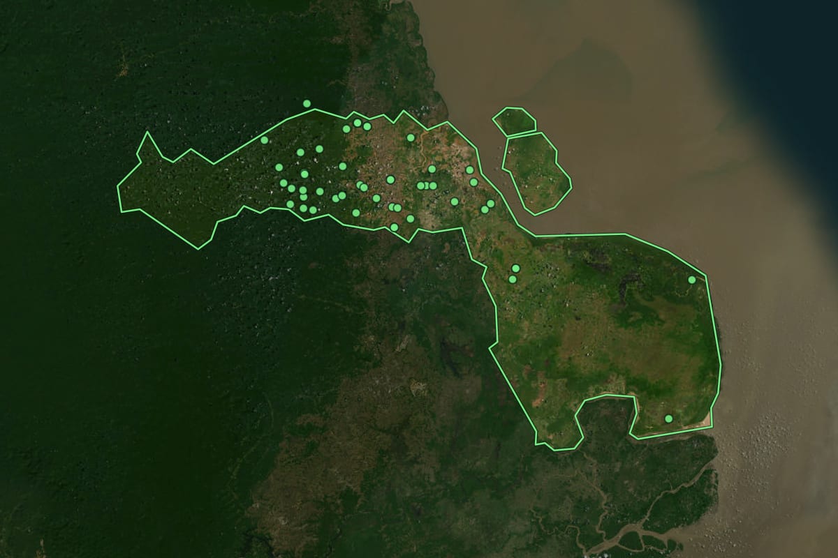Imagem de satélite de Amapá (AP), com o contorno do município e a posição dos imóveis desta página.