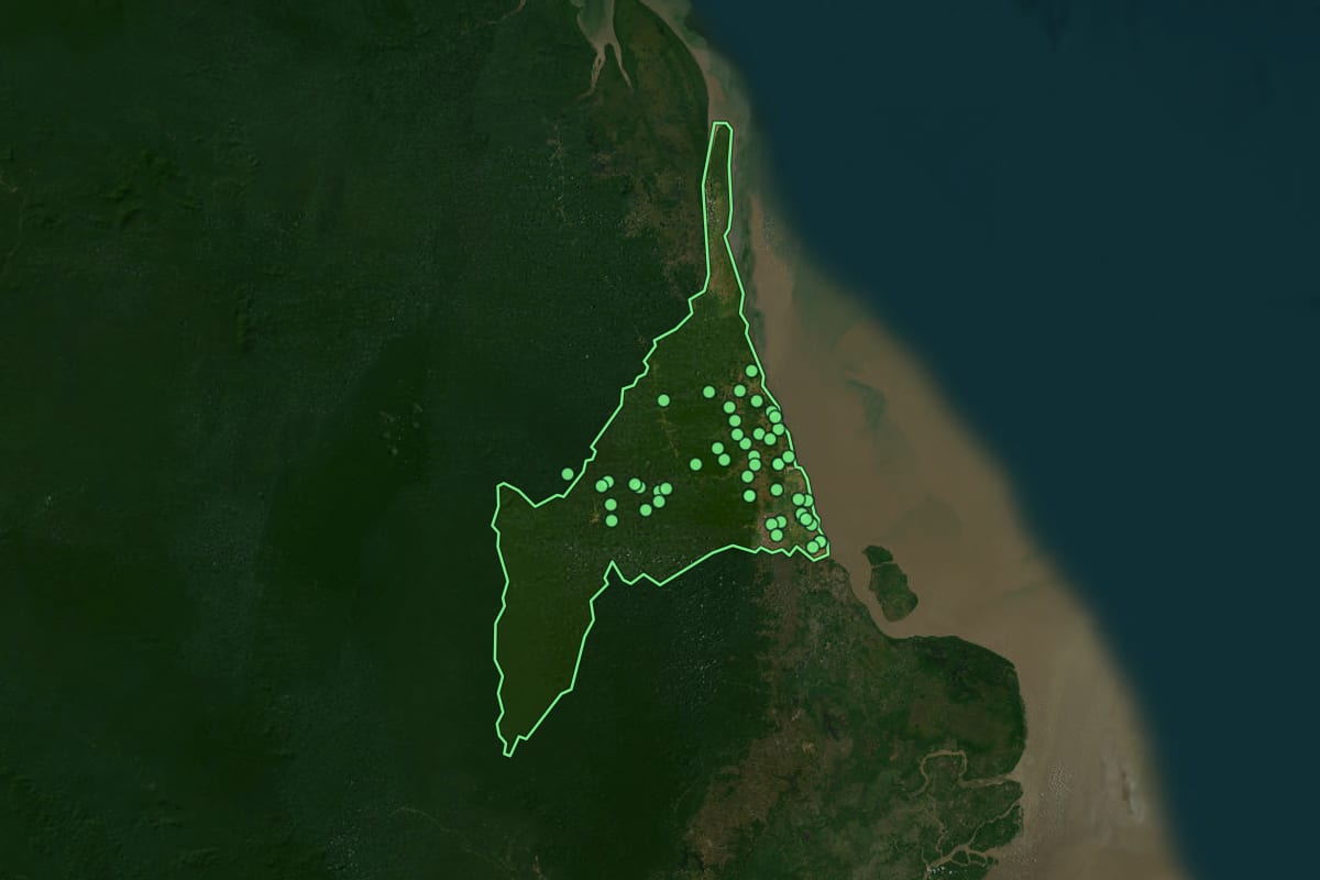 Imagem de satélite de Calçoene (AP), com o contorno do município e a posição dos imóveis desta página.