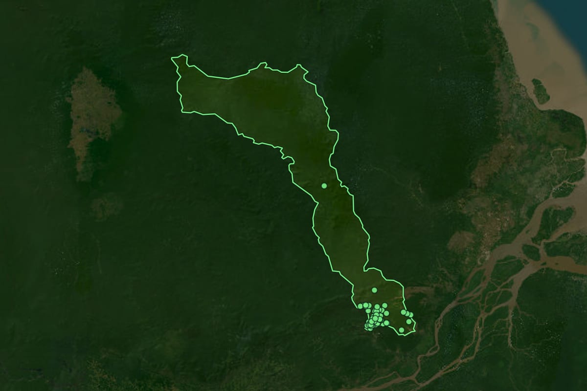 Imagem de satélite de Laranjal do Jari (AP), com o contorno do município e a posição dos imóveis desta página.