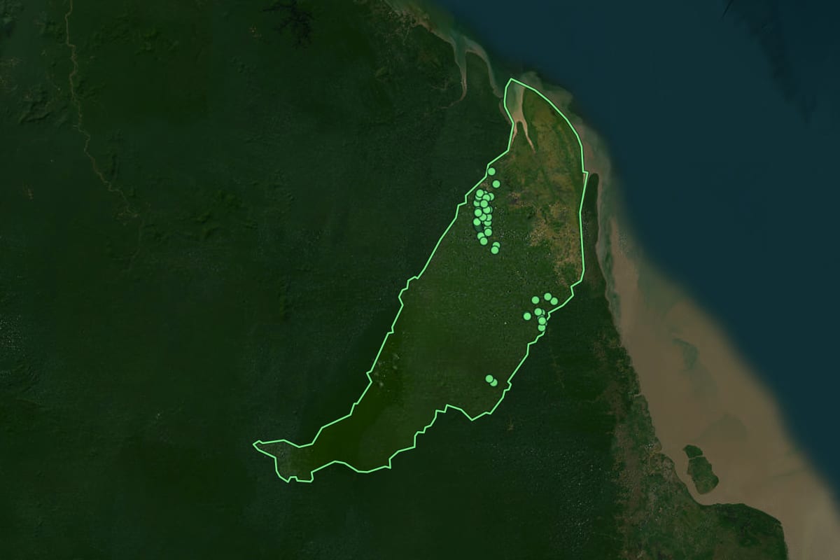 Imagem de satélite de Oiapoque (AP), com o contorno do município e a posição dos imóveis desta página.