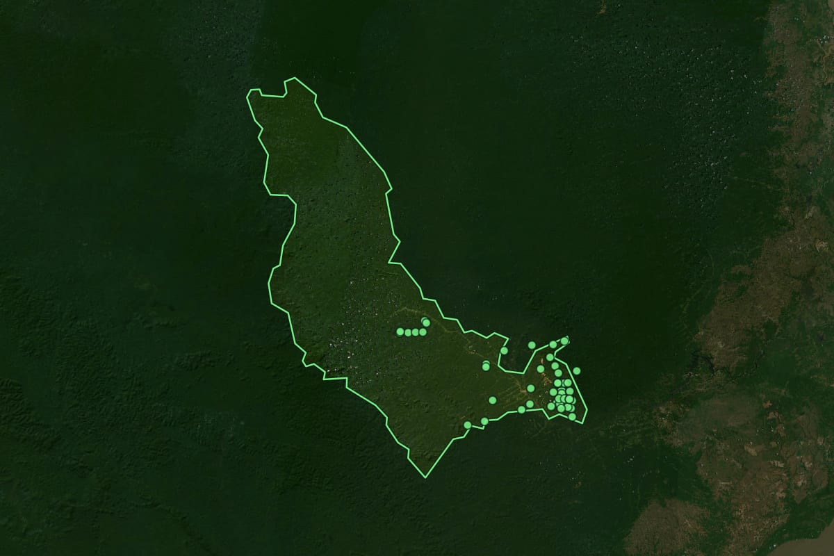 Imagem de satélite de Pedra Branca do Amapari (AP), com o contorno do município e a posição dos imóveis desta página.