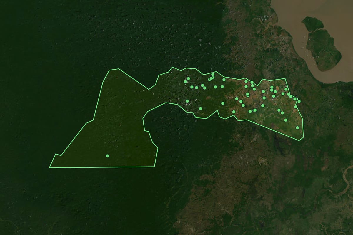 Imagem de satélite de Pracuúba (AP), com o contorno do município e a posição dos imóveis desta página.