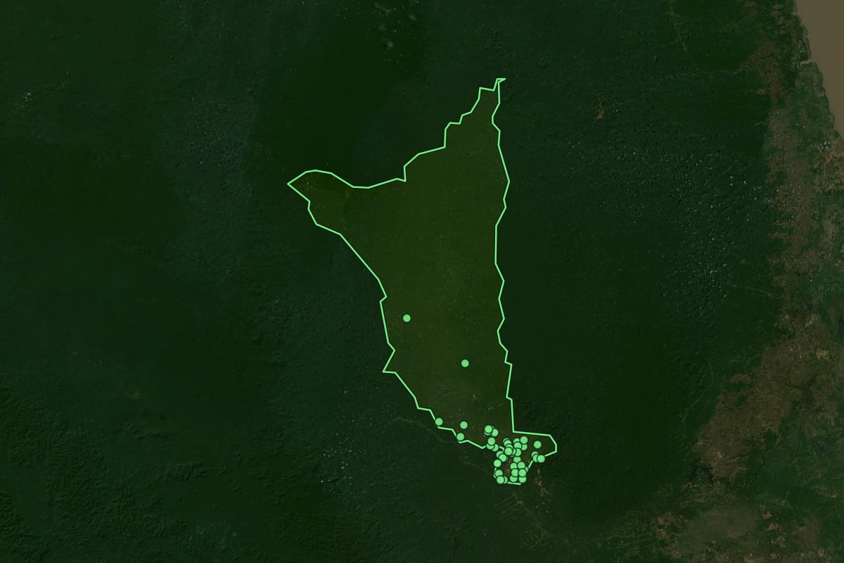 Imagem de satélite de Serra do Navio (AP), com o contorno do município e a posição dos imóveis desta página.