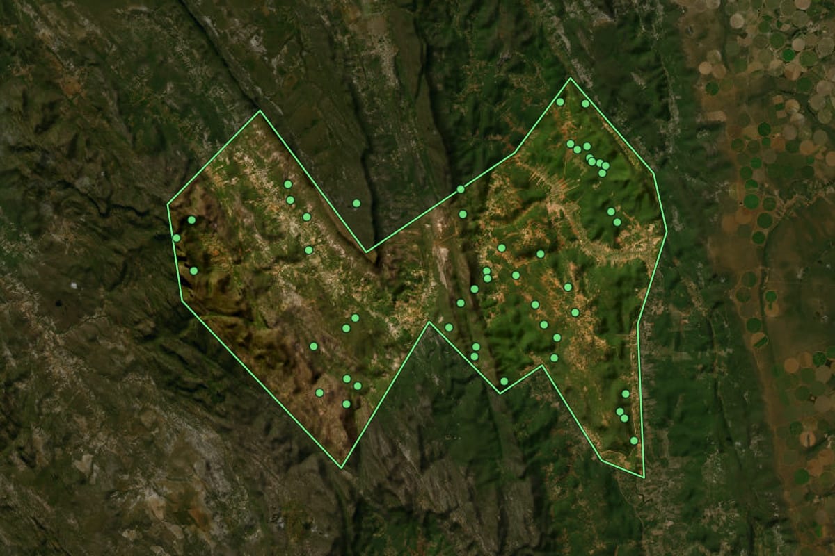Imagem de satélite de Abaíra (BA), com o contorno do município e a posição dos imóveis desta página.