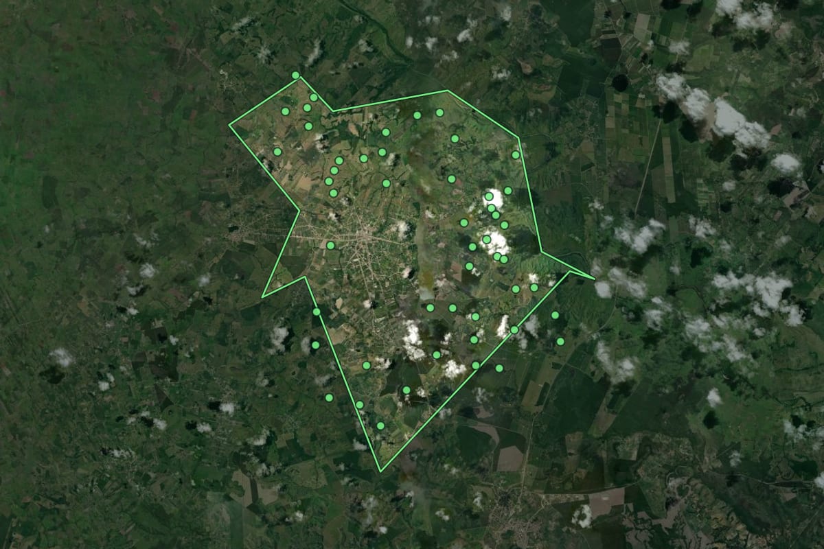 Imagem de satélite de Acajutiba (BA), com o contorno do município e a posição dos imóveis desta página.