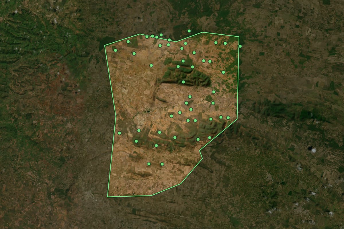 Imagem de satélite de Adustina (BA), com o contorno do município e a posição dos imóveis desta página.