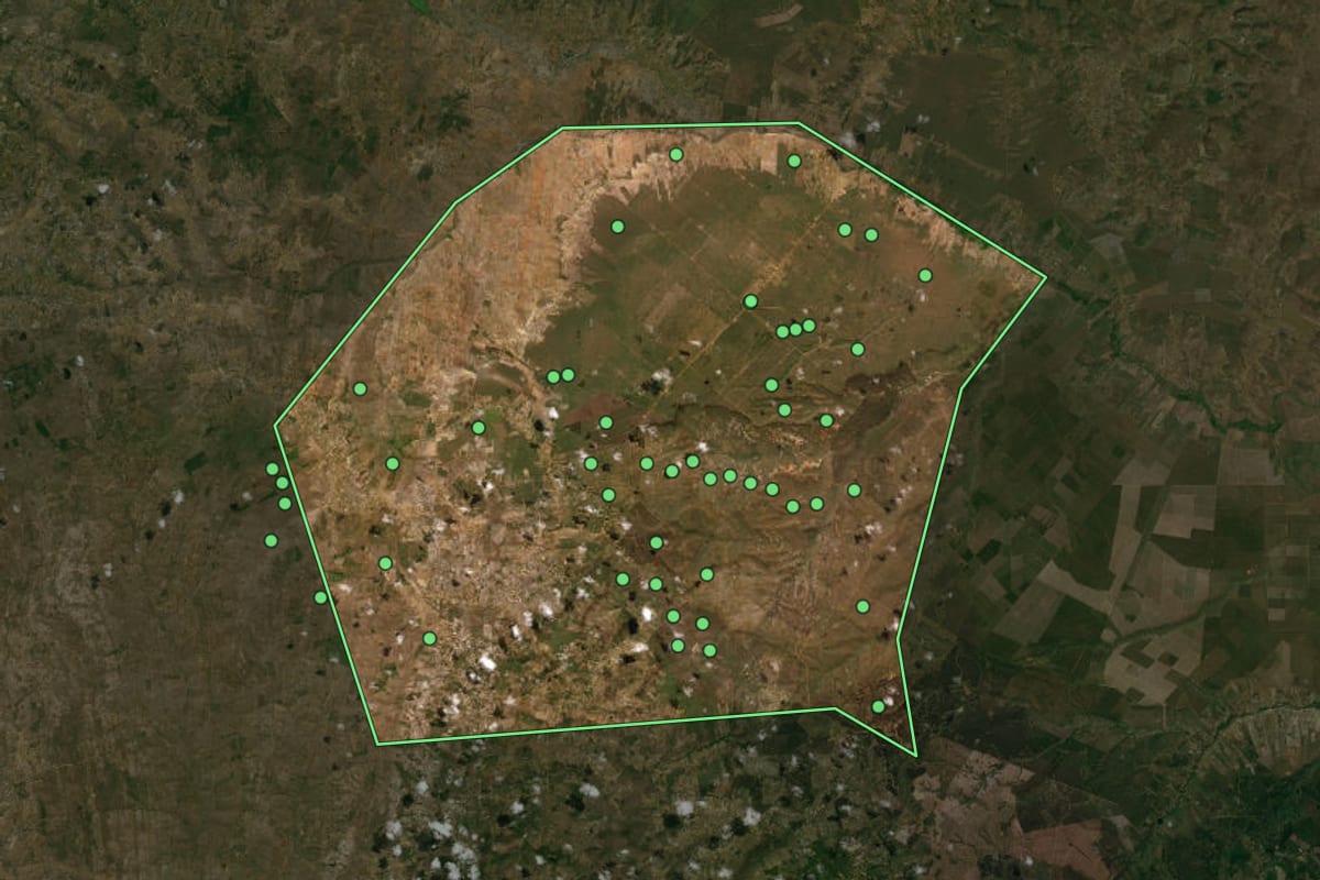 Imagem de satélite de Água Fria (BA), com o contorno do município e a posição dos imóveis desta página.