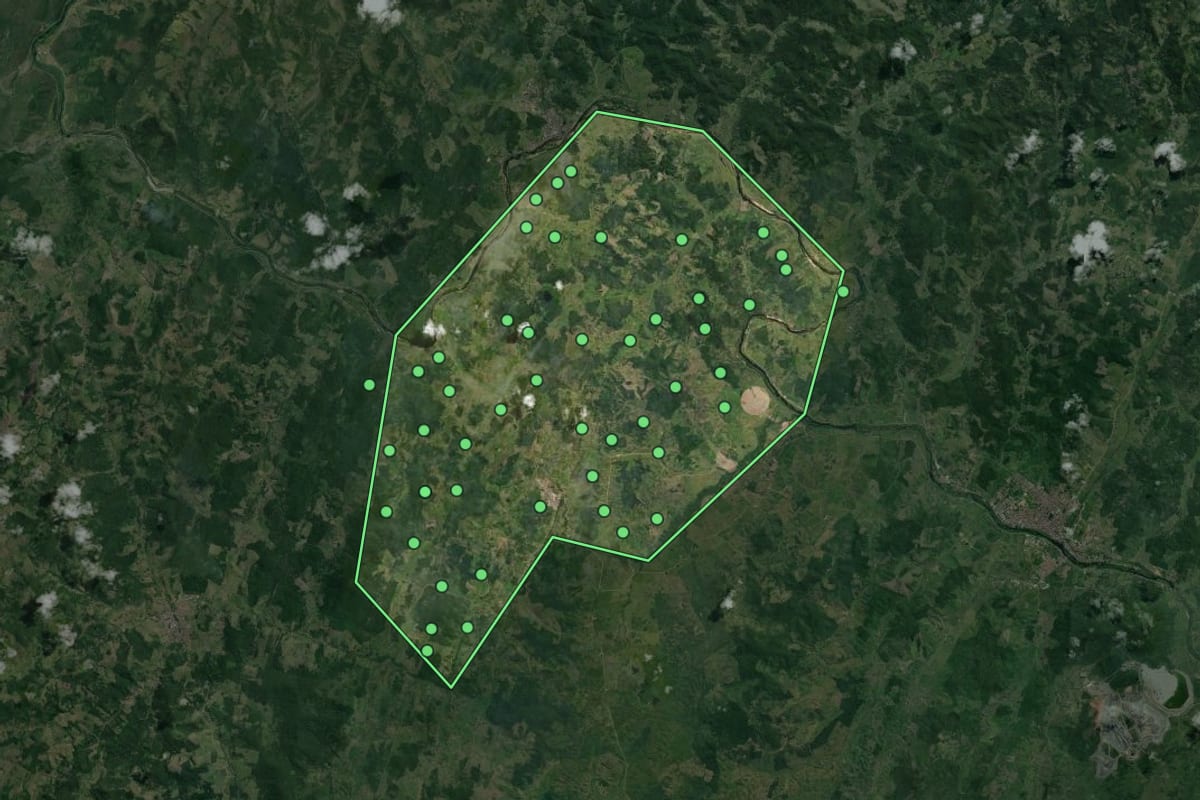 Imagem de satélite de Aiquara (BA), com o contorno do município e a posição dos imóveis desta página.