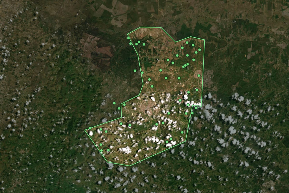 Imagem de satélite de Alagoinhas (BA), com o contorno do município e a posição dos imóveis desta página.