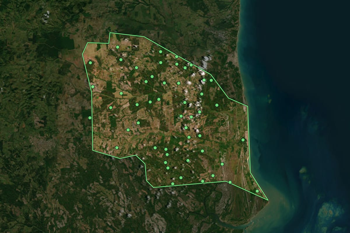 Imagem de satélite de Alcobaça (BA), com o contorno do município e a posição dos imóveis desta página.