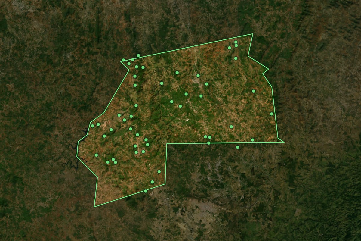 Imagem de satélite de Anagé (BA), com o contorno do município e a posição dos imóveis desta página.