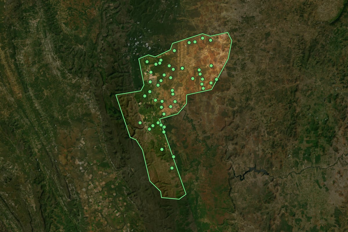 Imagem de satélite de Andaraí (BA), com o contorno do município e a posição dos imóveis desta página.