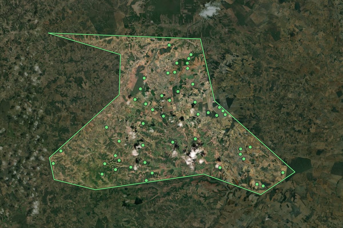 Imagem de satélite de Antas (BA), com o contorno do município e a posição dos imóveis desta página.