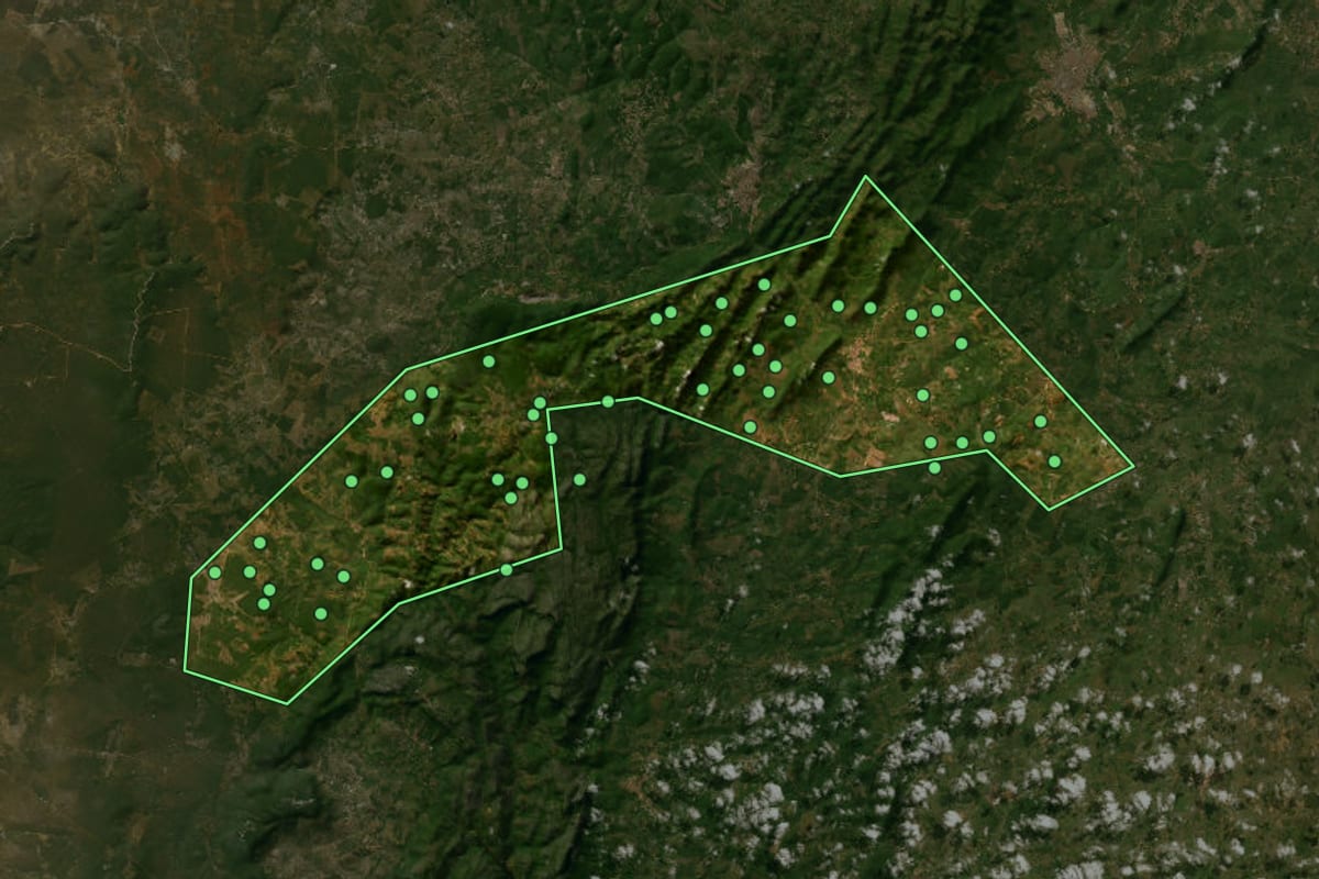 Imagem de satélite de Antônio Gonçalves (BA), com o contorno do município e a posição dos imóveis desta página.
