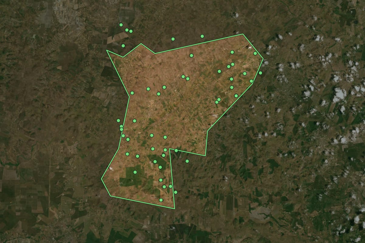 Imagem de satélite de Aporá (BA), com o contorno do município e a posição dos imóveis desta página.