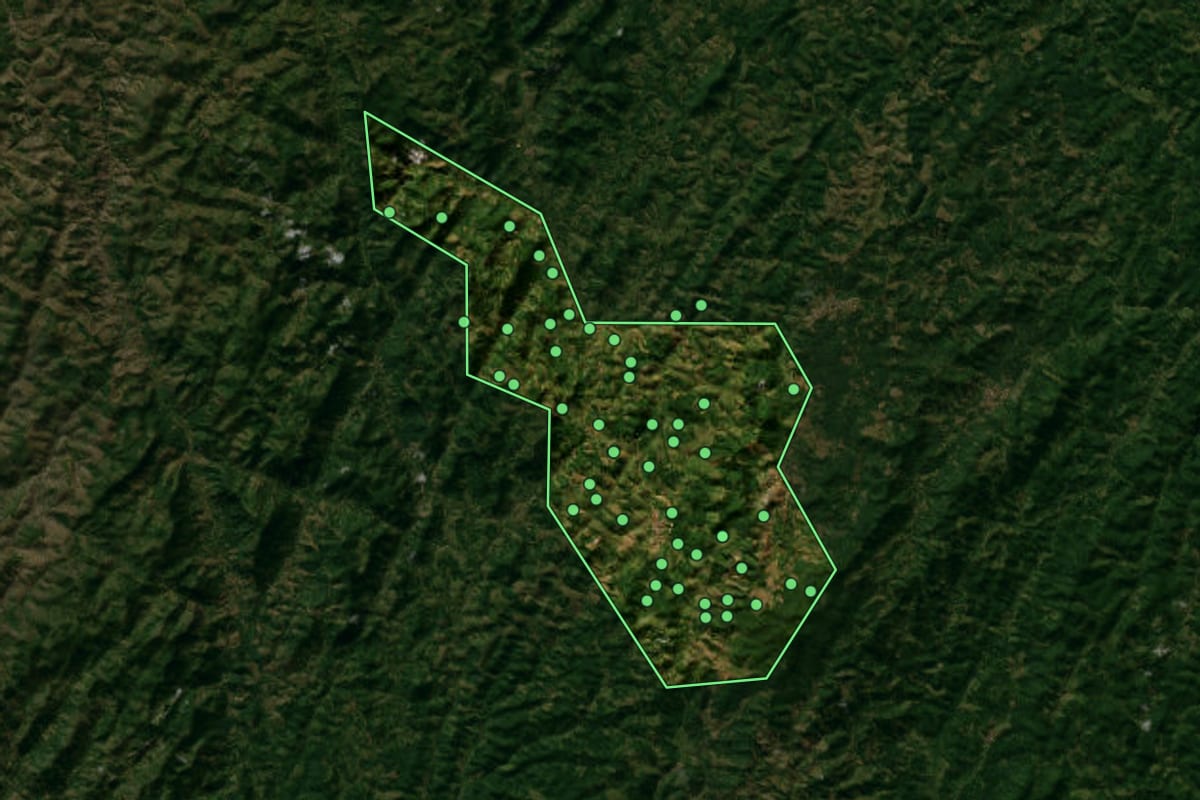 Imagem de satélite de Apuarema (BA), com o contorno do município e a posição dos imóveis desta página.