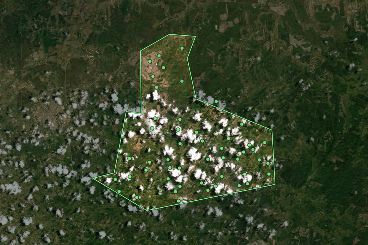Imagem de satélite de Araçás (BA), com o contorno do município e a posição dos imóveis desta página.