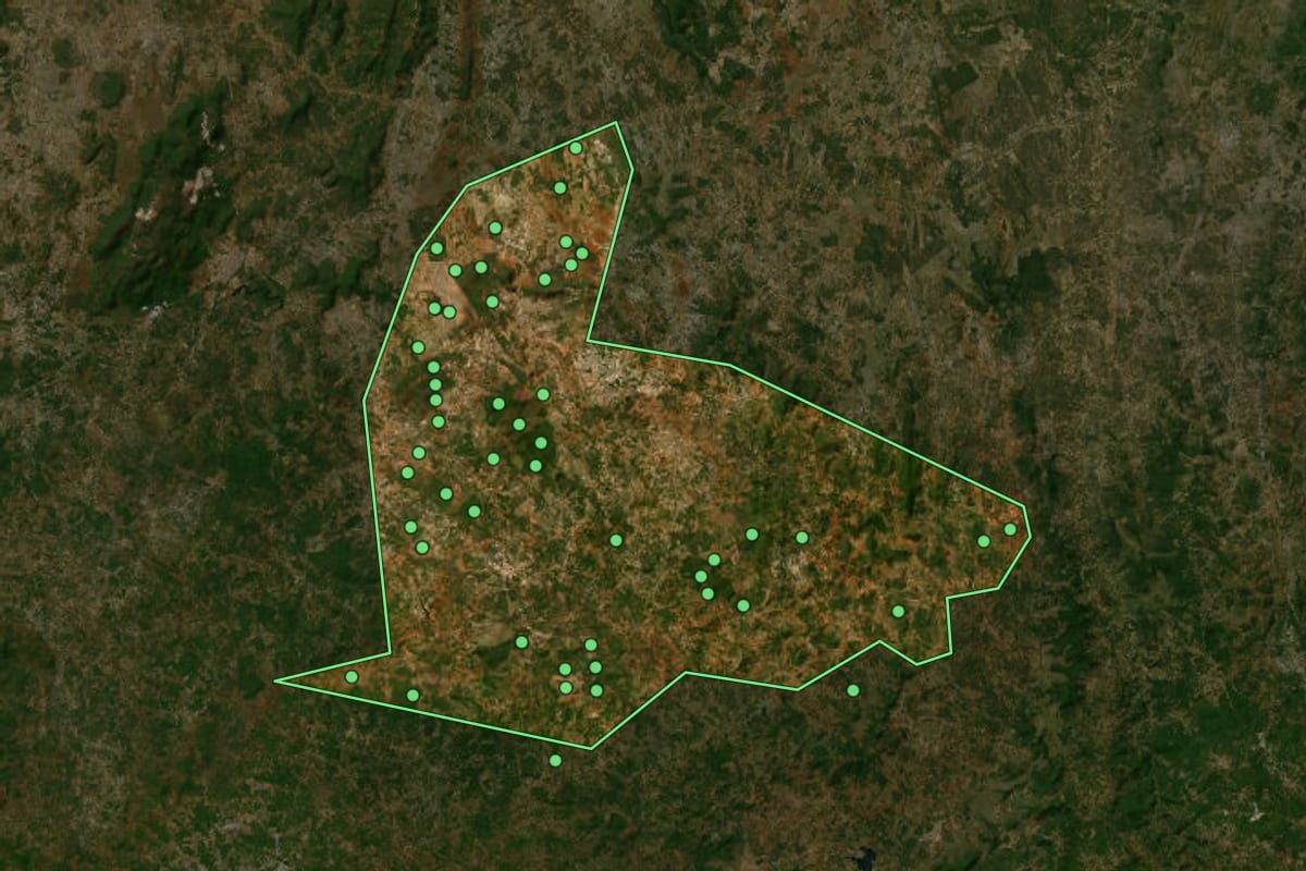 Imagem de satélite de Aracatu (BA), com o contorno do município e a posição dos imóveis desta página.