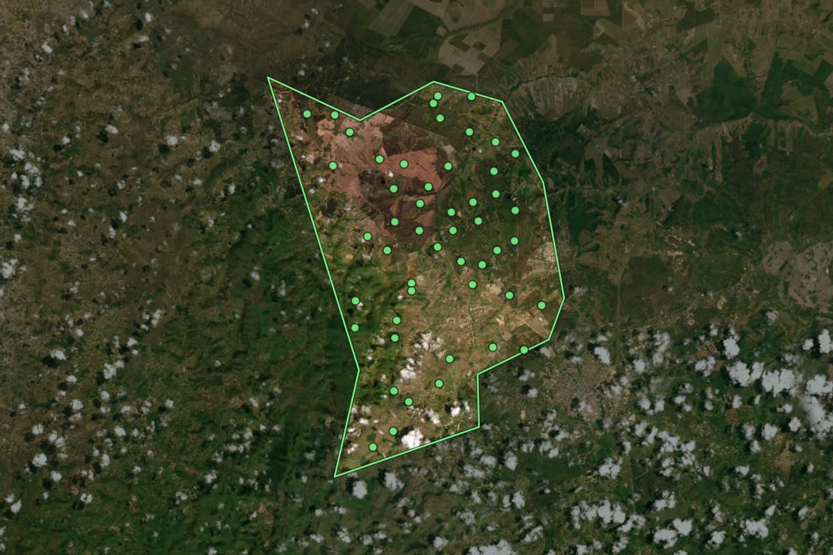 Imagem de satélite de Aramari (BA), com o contorno do município e a posição dos imóveis desta página.