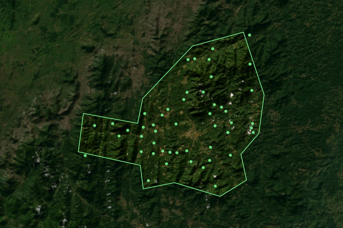 Imagem de satélite de Arataca (BA), com o contorno do município e a posição dos imóveis desta página.