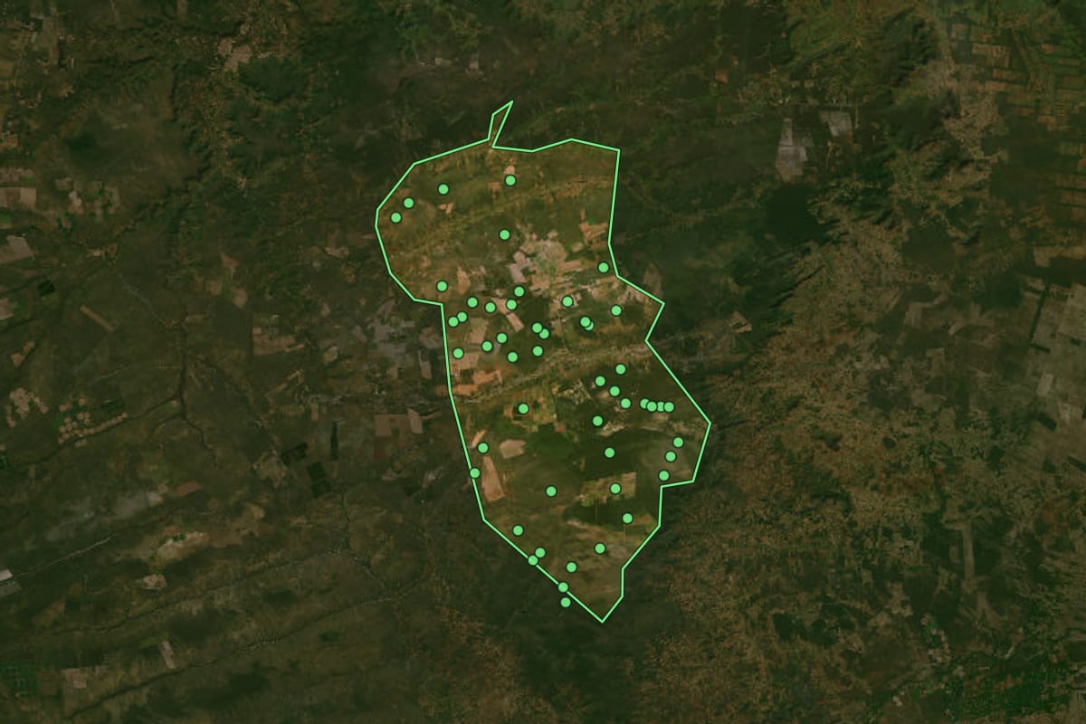 Imagem de satélite de Baianópolis (BA), com o contorno do município e a posição dos imóveis desta página.