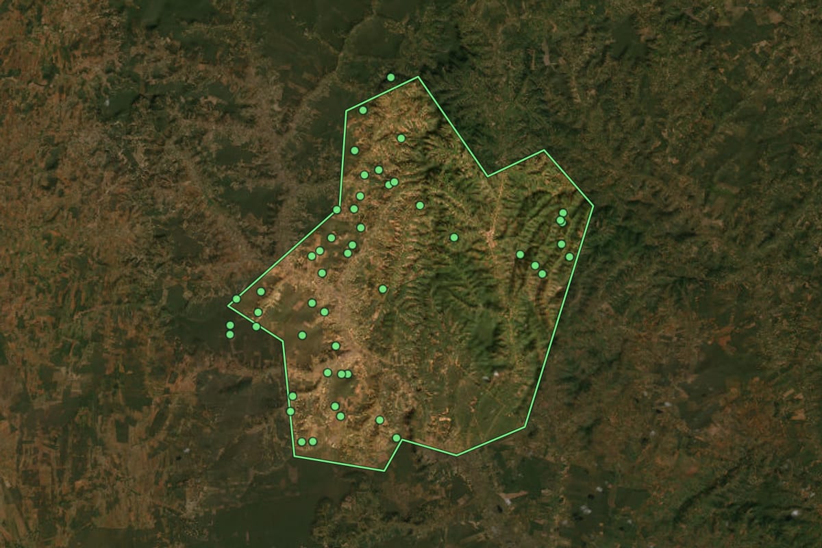 Imagem de satélite de Banzaê (BA), com o contorno do município e a posição dos imóveis desta página.