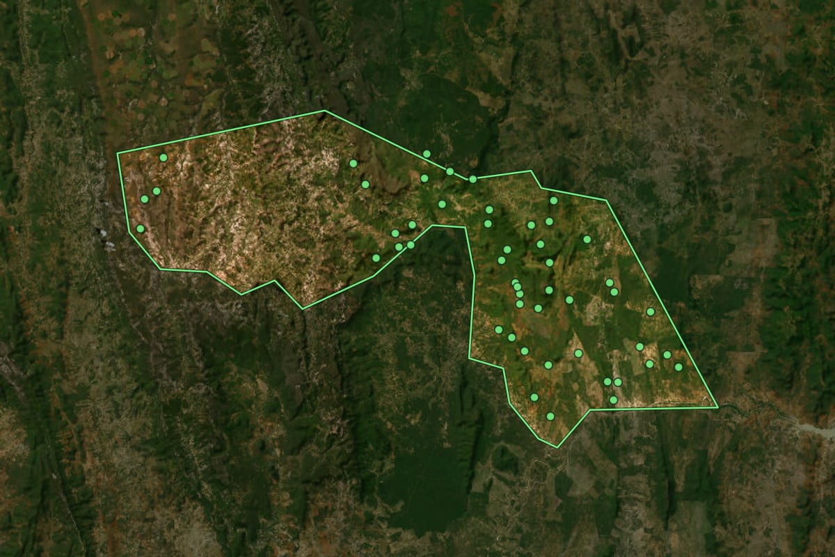 Imagem de satélite de Barra da Estiva (BA), com o contorno do município e a posição dos imóveis desta página.